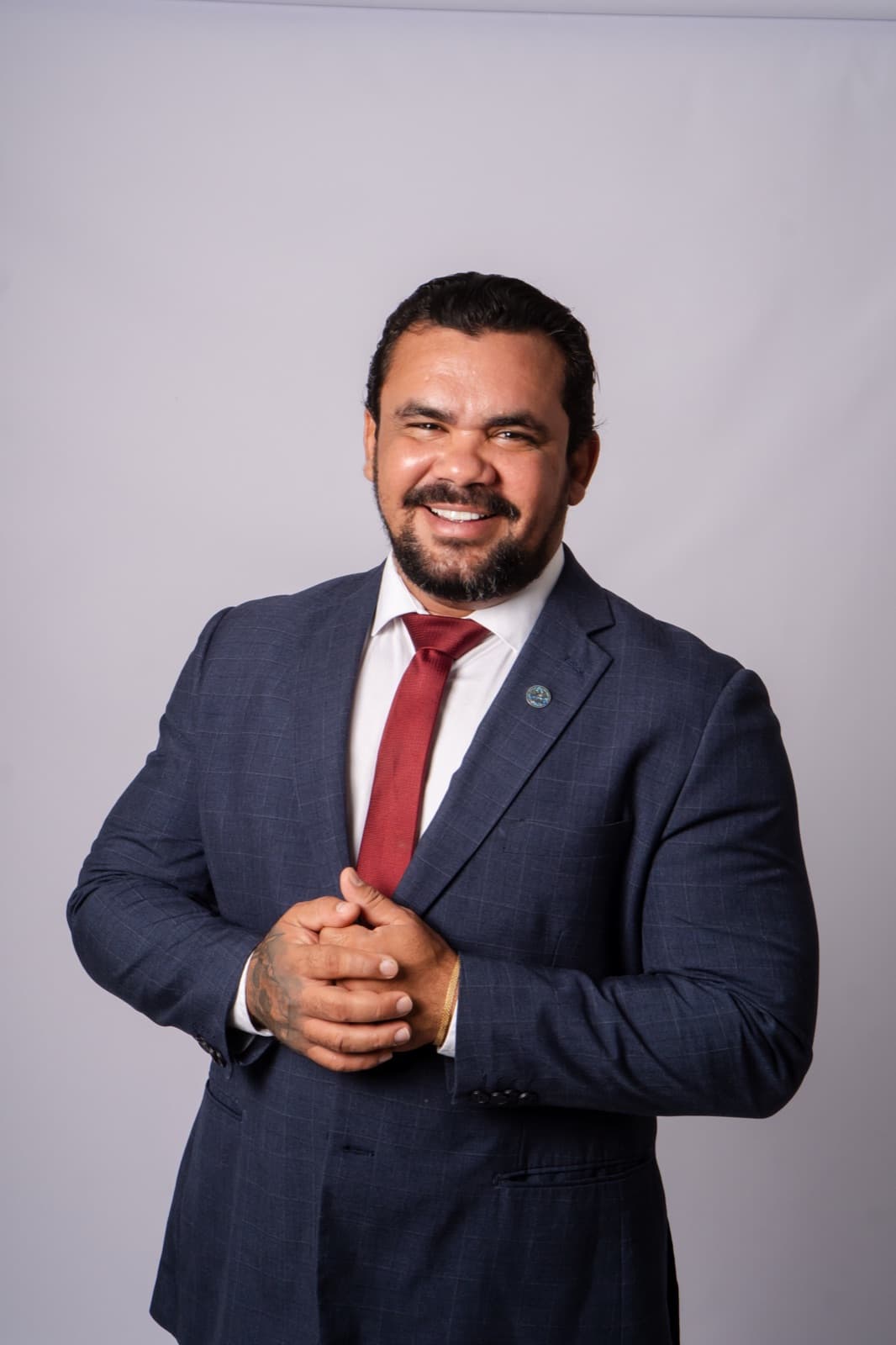 Retrato profissional do Dr. Ronney Wellyngton Menezes dos Anjos em seu escritório